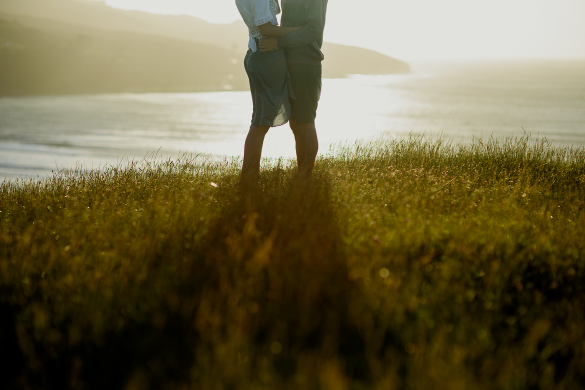 couple walking in raglan beach hills